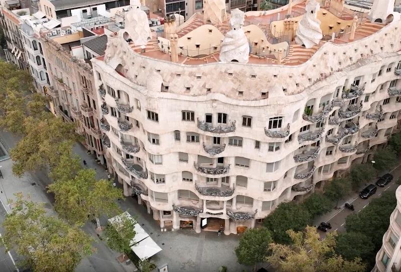 The Essential La Pedrera