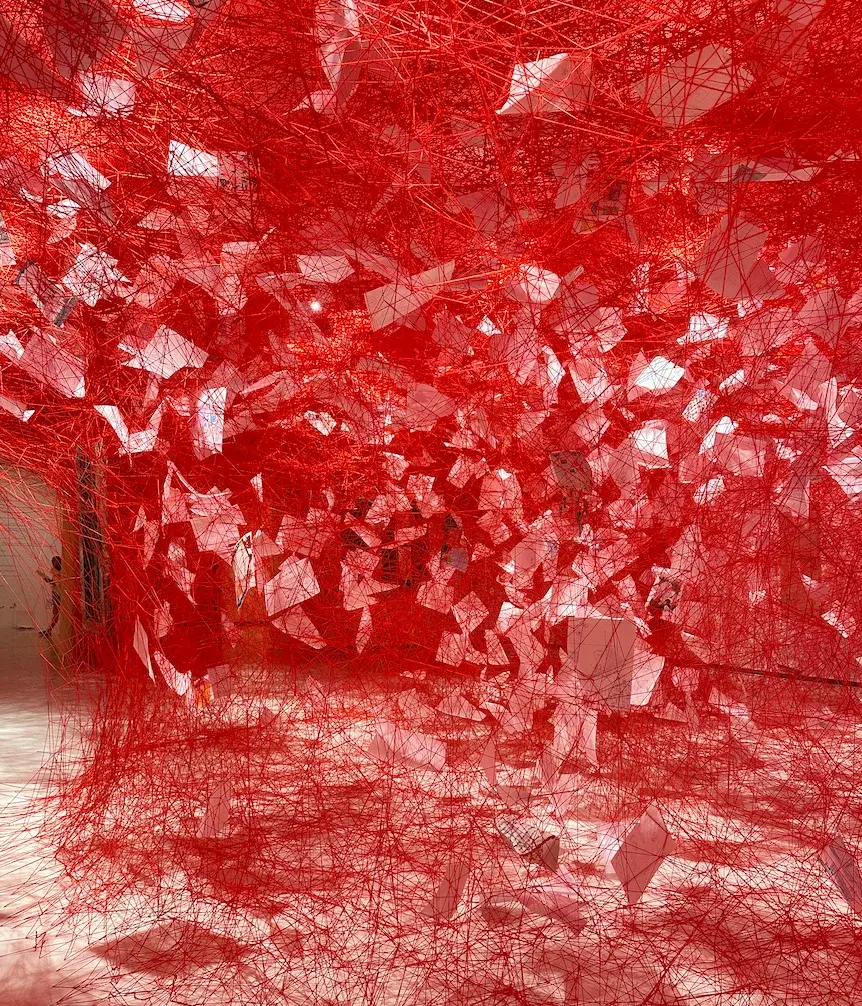 Chiharu Shiota instalation