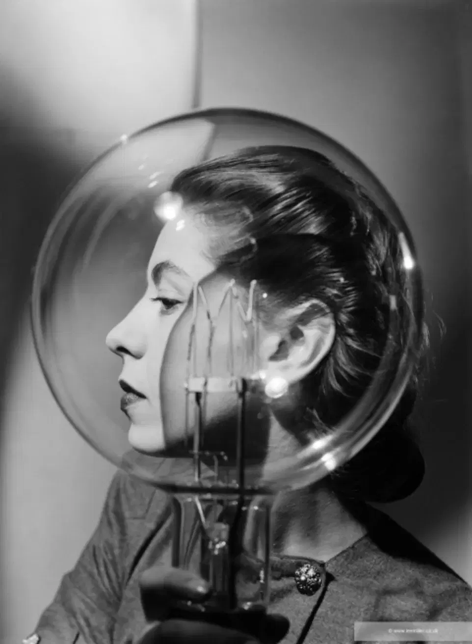 Lee Miller, Modèle avec une ampoule Model with Lightbulb Studio Vogue